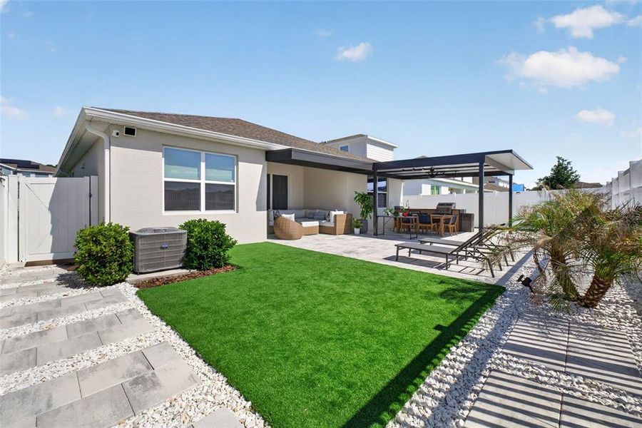 Exterior details and patio area of a home in , Winter Garden (Image 39).