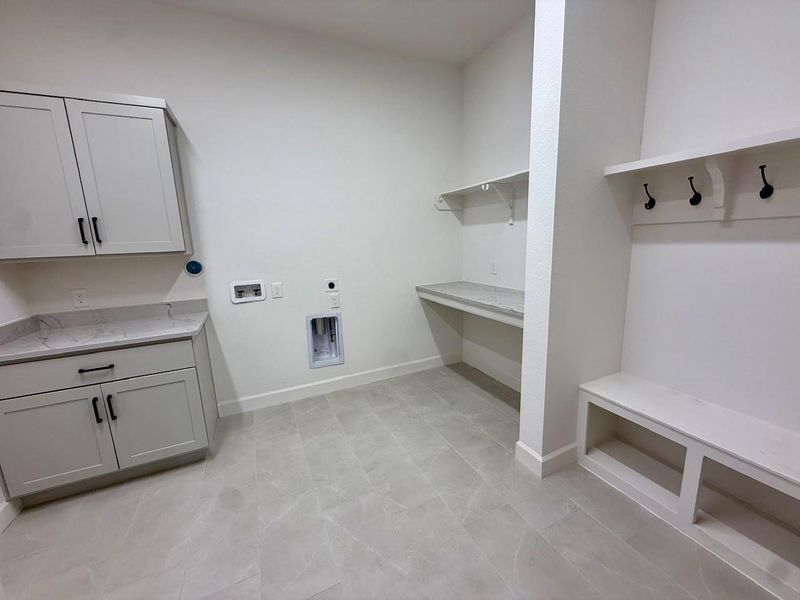 Large Mudroom/utility room!