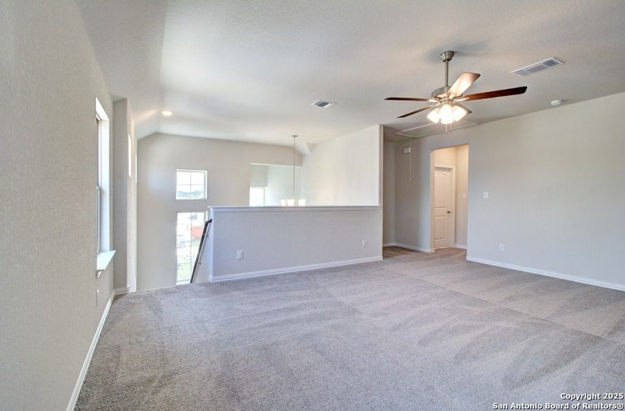 Spacious, unfurnished interior of a new home in Stream Waters, Seguin (Image 11).