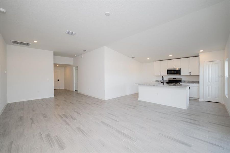 Spacious, unfurnished interior of a new home in Thompson Preserve, Bartow (Image 7).
