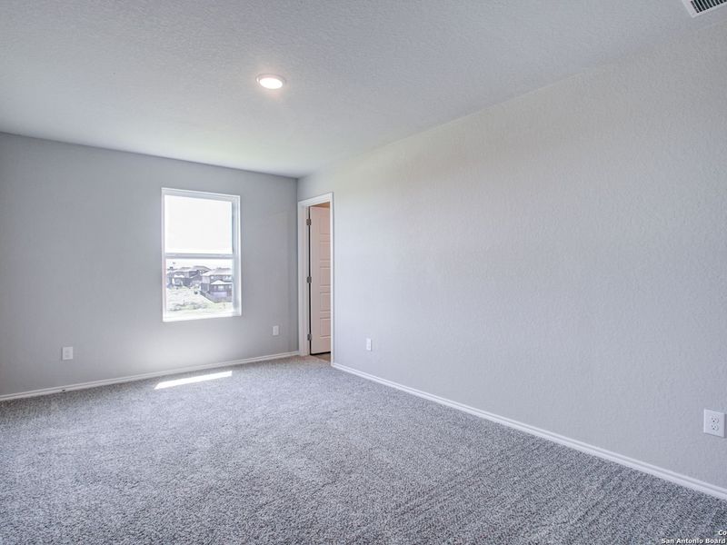 Spacious, unfurnished interior of a new home in Comanche Ridge, San Antonio (Image 28).