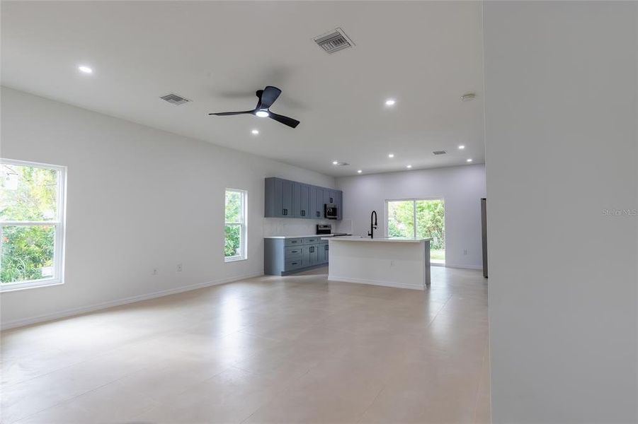 Spacious, unfurnished interior of a new home in , Sebring (Image 57).
