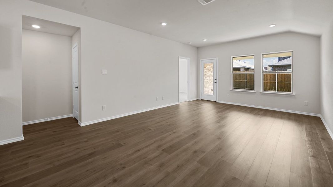 Spacious, unfurnished interior of a new home in Blaire Lake, Tyler (Image 11).