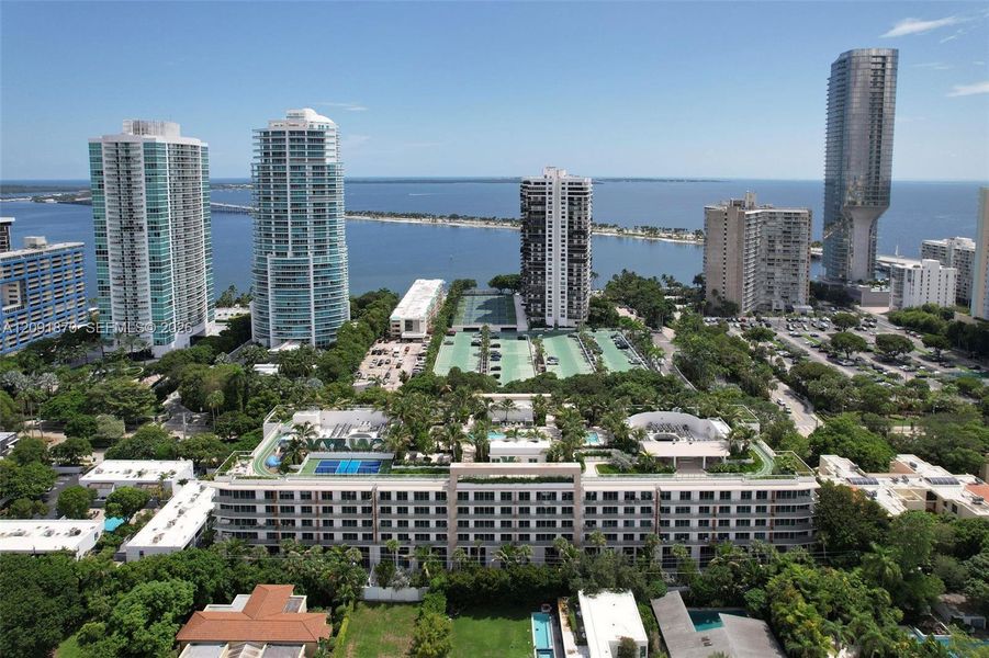 Condo located in Miami, FL showcasing its design and architecture (Image 34).