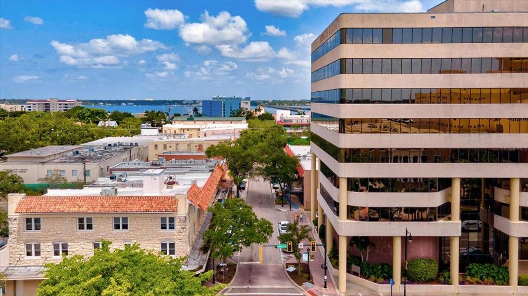 Condo located in Bradenton, FL showcasing its design and architecture (Image 5).