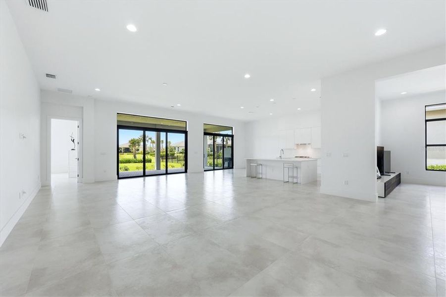 Spacious, unfurnished interior of a new home in , Sarasota (Image 38).