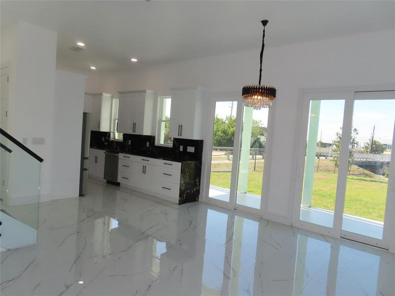 Spacious, unfurnished interior of a new home in , Apollo Beach (Image 13).