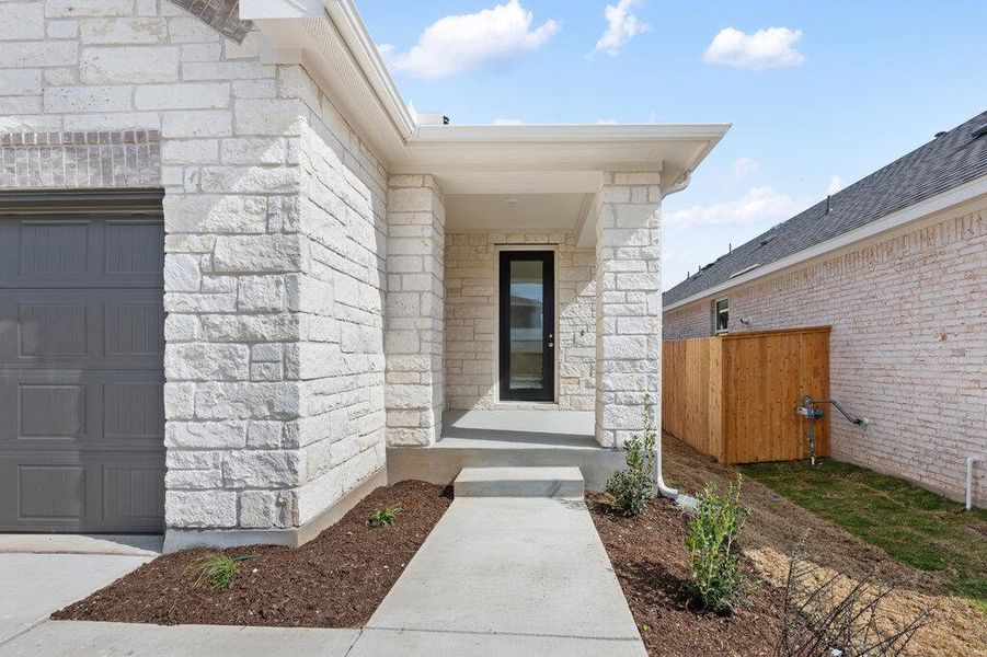 Exterior details and patio area of a home in La Cima, San Marcos (Image 3).