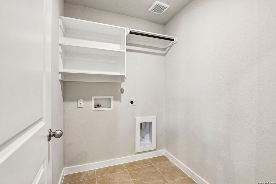 Spacious, unfurnished interior of a new home in Cloud Country, New Braunfels (Image 14).