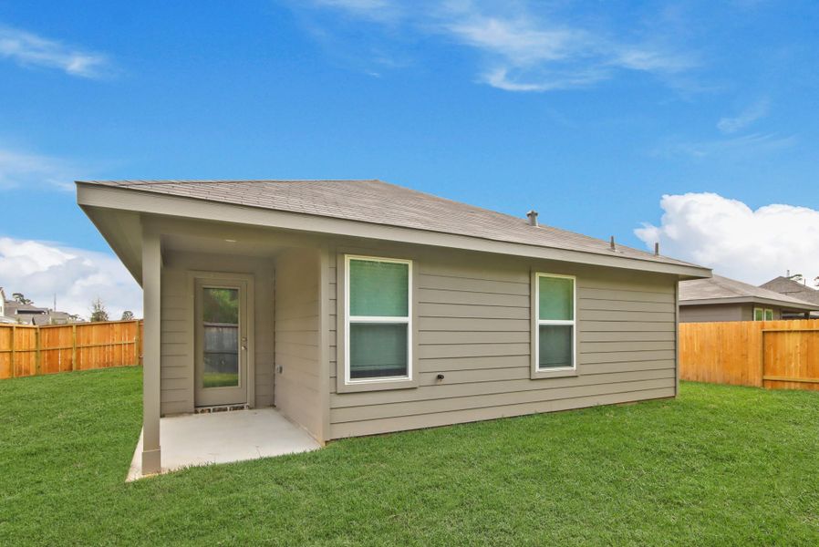 Exterior details and patio area of a home in Venetian Pines, Conroe (Image 4).