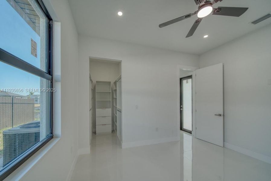 Spacious, unfurnished interior of a new home in , Cape Coral (Image 71).