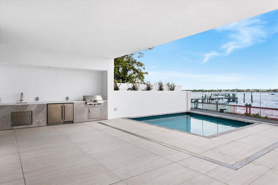 Outdoor Kitchen & Pool Outdoor Kitchen & Pool