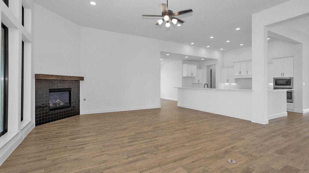 Spacious, unfurnished interior of a new home in Valencia 70', Manvel (Image 10). Spacious, unfurnished interior of a new home in Valencia 70', Manvel (Image 10).