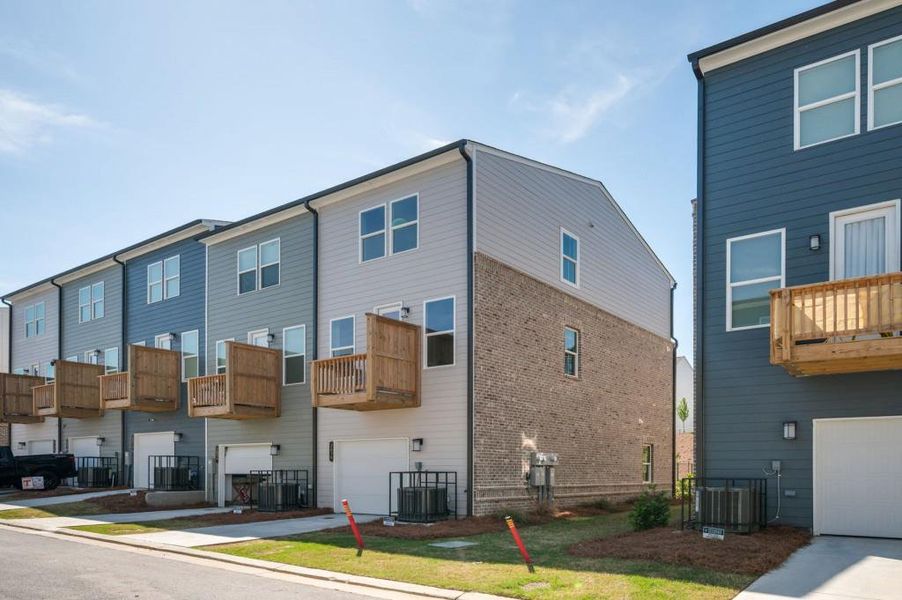 Condo located in Atlanta, GA showcasing its design and architecture (Image 4).