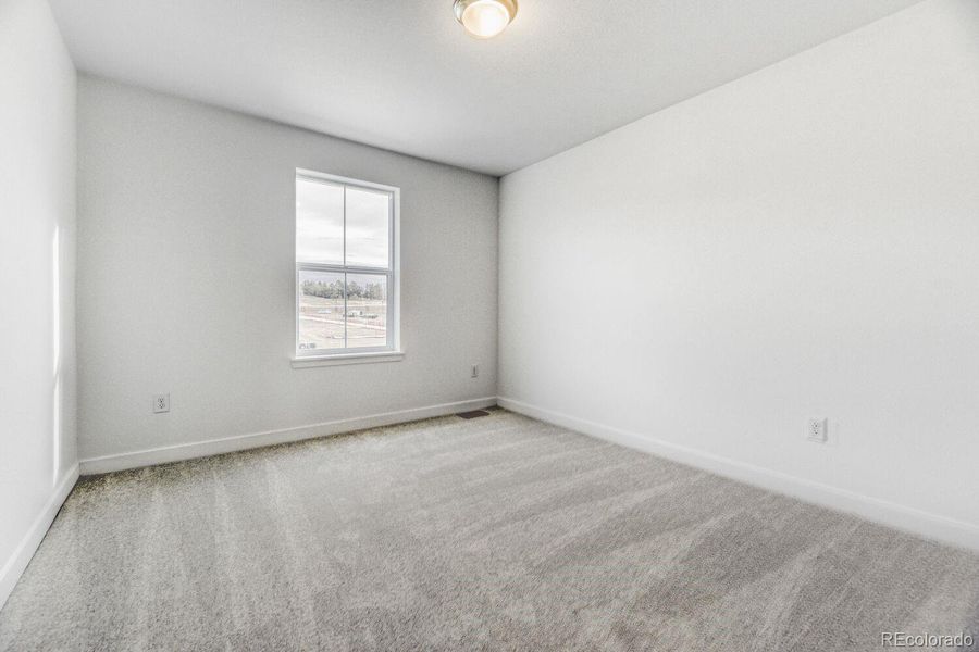 Spacious, unfurnished interior of a new home in Vermilion Creek, Centennial (Image 11).