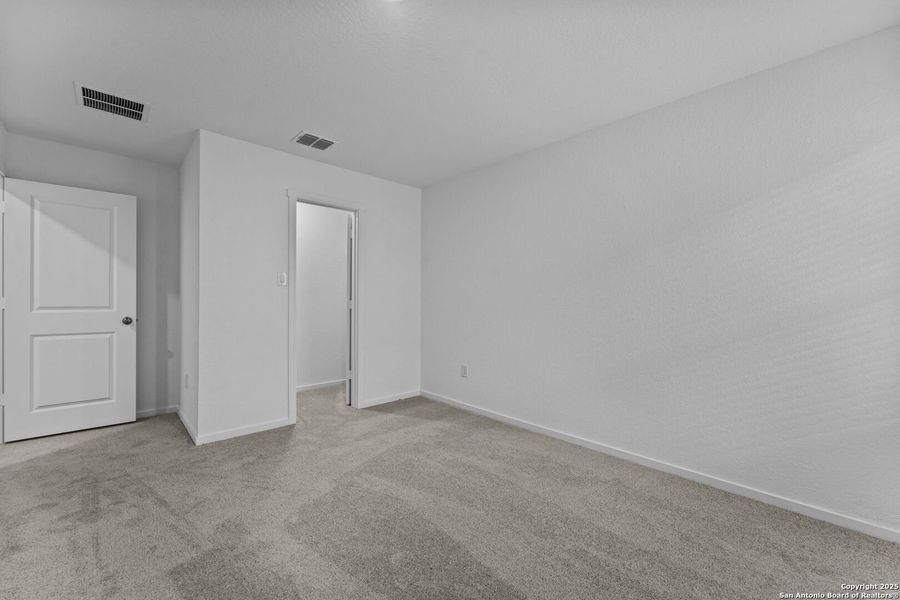 Spacious, unfurnished interior of a new home in , Floresville (Image 12).