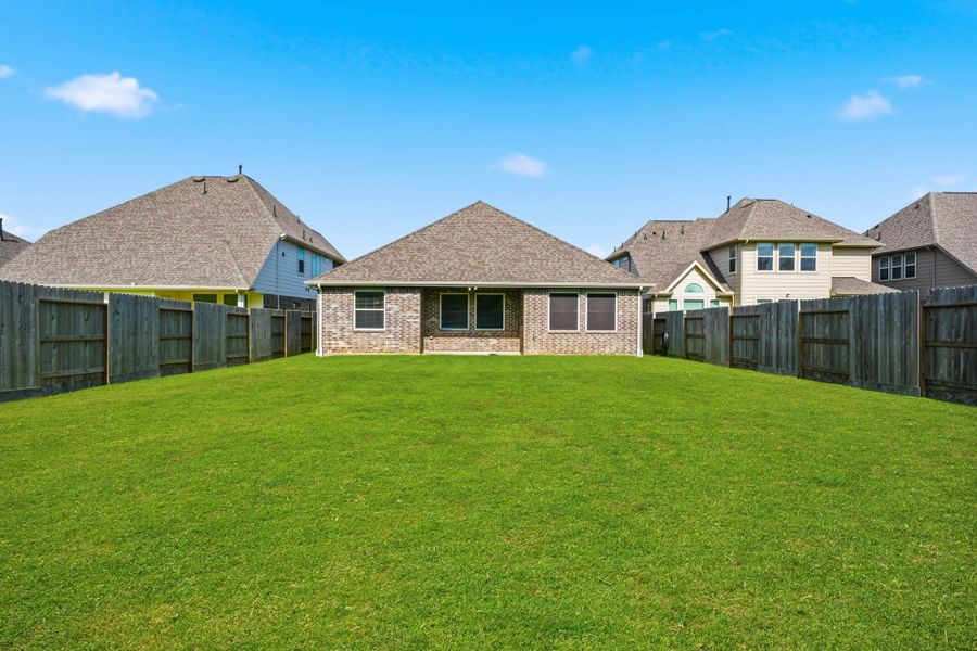 Exterior details and patio area of a home in , League City (Image 4).