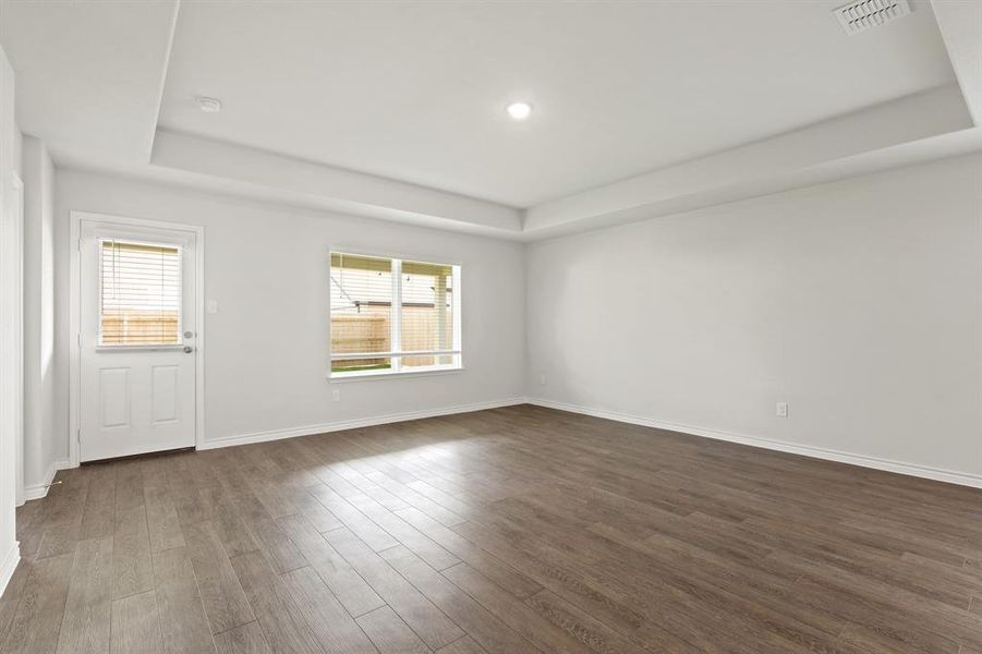 Spacious, unfurnished interior of a new home in Sycamore Landing, Fort Worth (Image 14).