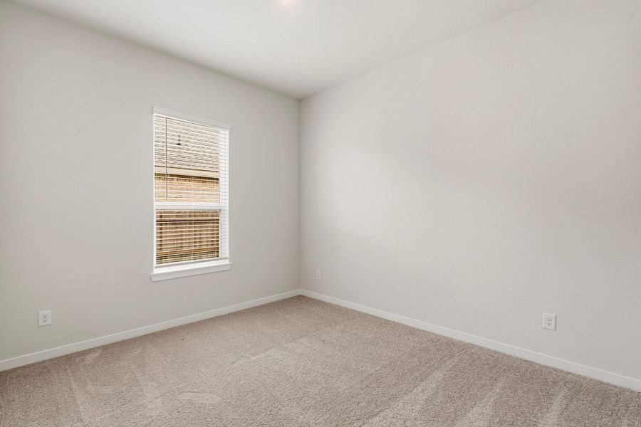 Spacious, unfurnished interior of a new home in Grand Oaks, Mont Belvieu (Image 6).