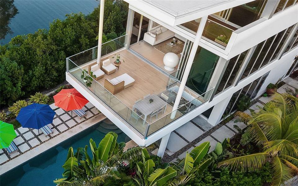 Condo located in Sarasota, FL showcasing its design and architecture (Image 5).