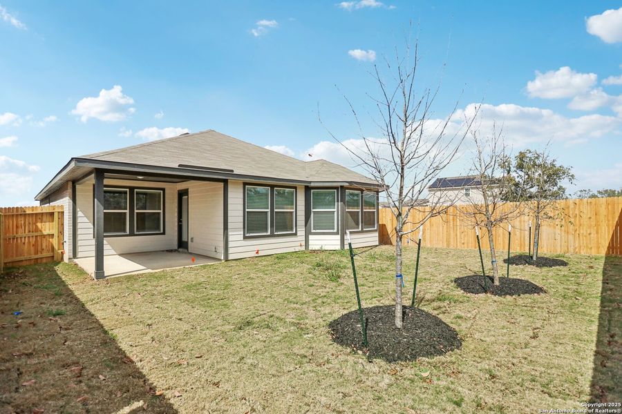 Exterior details and patio area of a home in Thomas Pond, San Antonio (Image 25).