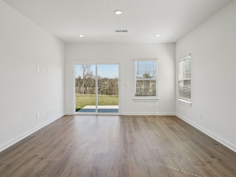 Spacious, unfurnished interior of a new home in Bear Springs, Columbia (Image 9).