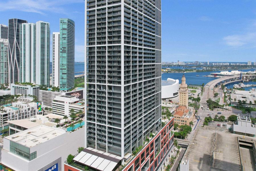 Condo located in Miami, FL showcasing its design and architecture (Image 14).