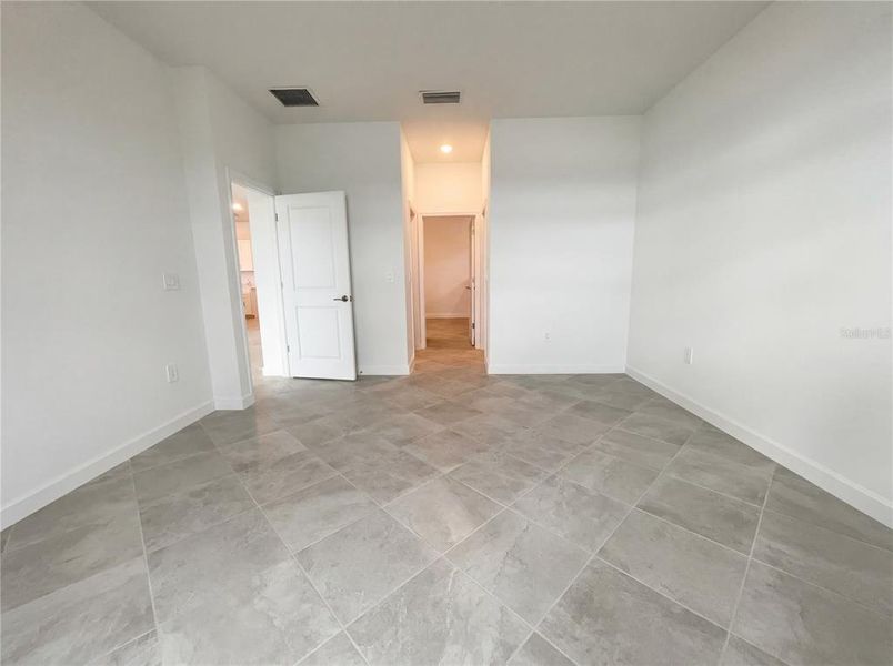 Spacious, unfurnished interior of a new home in Harbor East, Port Charlotte (Image 22).