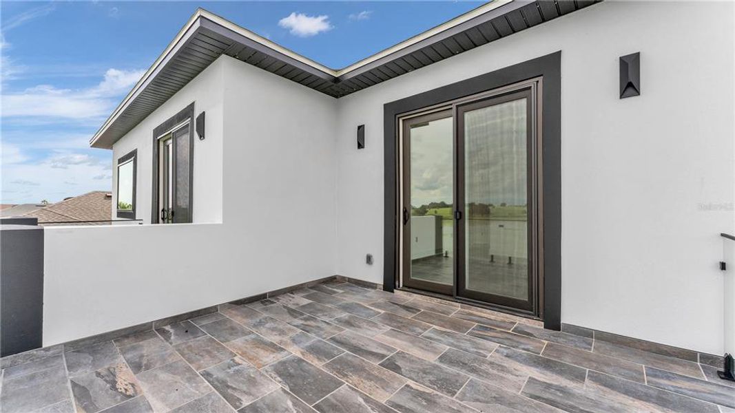 Exterior details and patio area of a home in , Lake Alfred (Image 33).