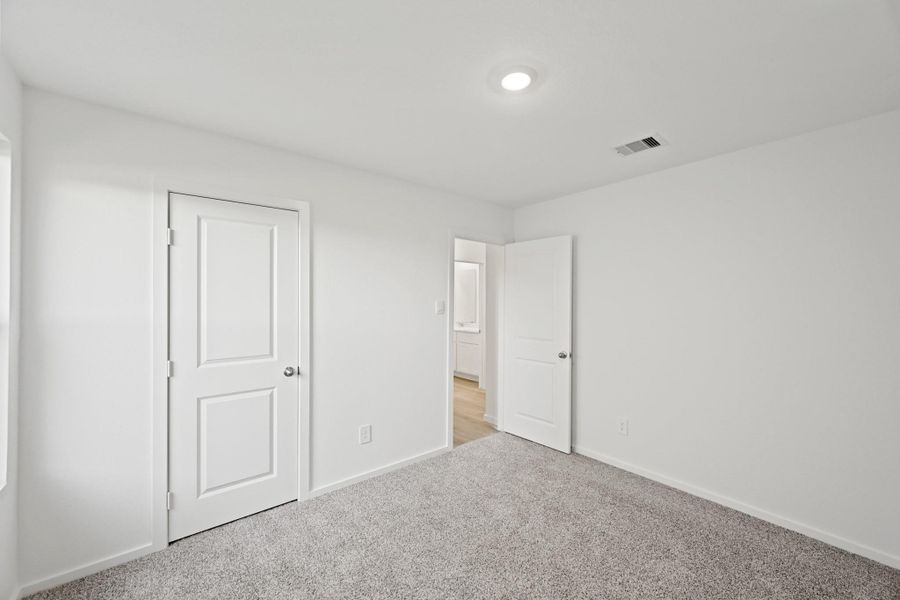Spacious, unfurnished interior of a new home in Mill Creek, Magnolia (Image 9).