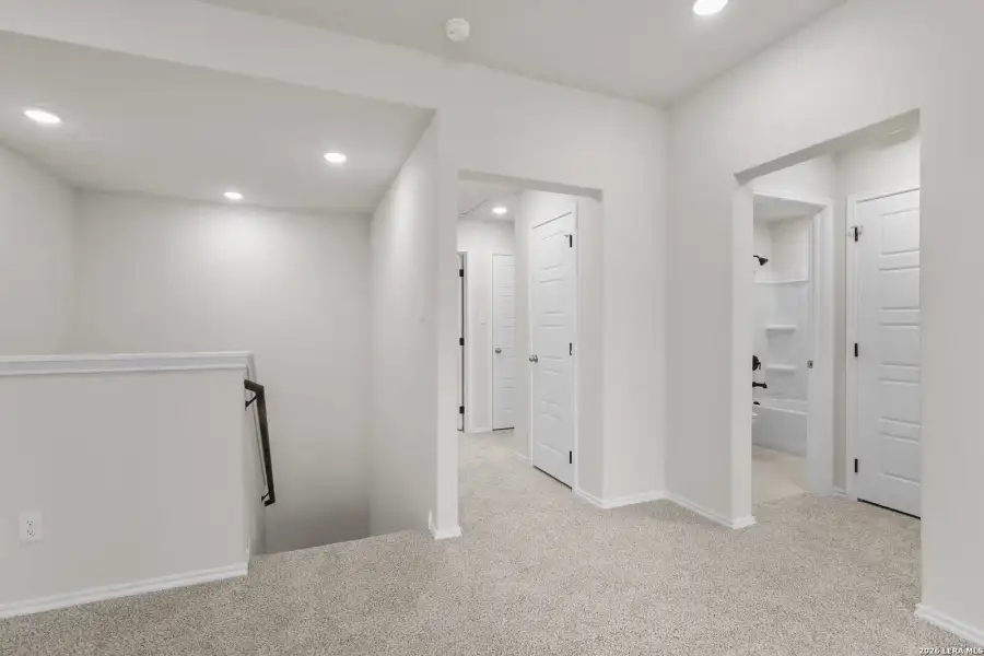 Spacious, unfurnished interior of a new home in Comanche Ridge, San Antonio (Image 31).