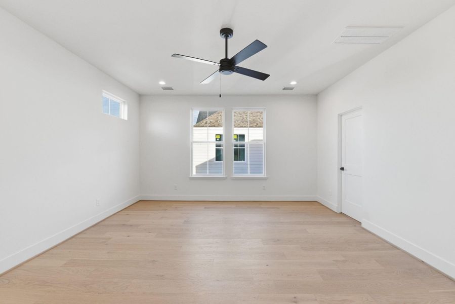 Spacious, unfurnished interior of a new home in , Houston (Image 30).