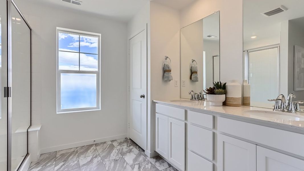 052825 2130 Forte Owners Bath F3