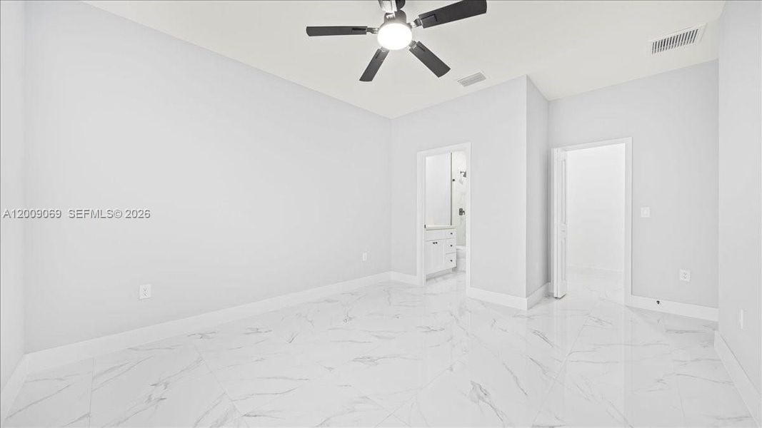 Spacious, unfurnished interior of a new home in , Cape Coral (Image 15).