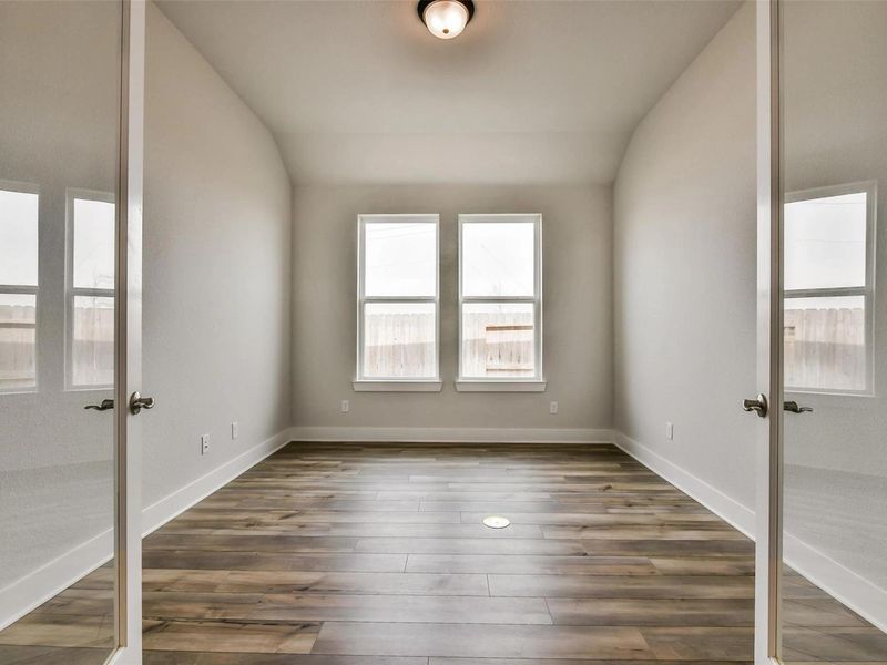 Spacious, unfurnished interior of a new home in Lago Mar, Texas City (Image 29).