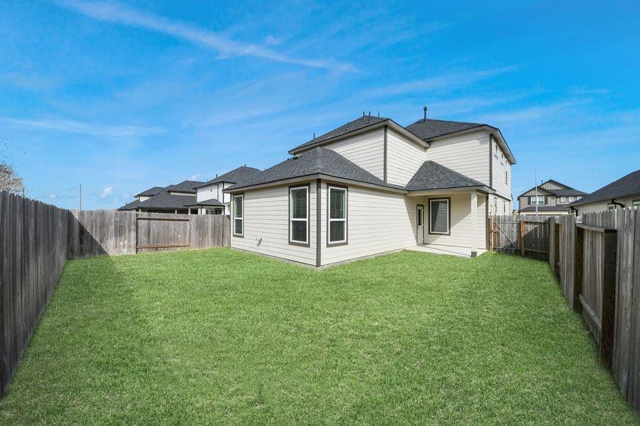 Exterior details and patio area of a home in Winfield Lakes, Fresno (Image 3).