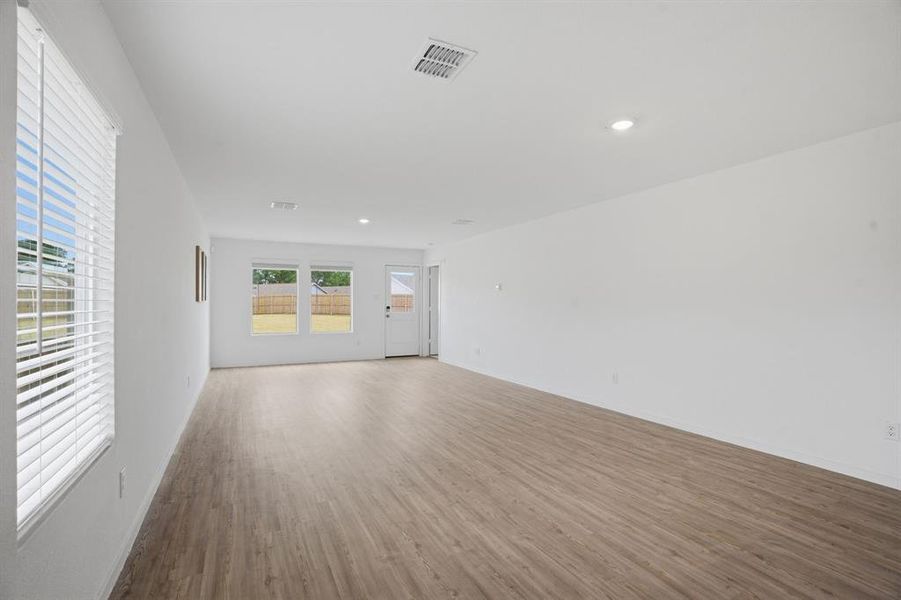Spacious, unfurnished interior of a new home in Tillage Farms, Princeton (Image 24).