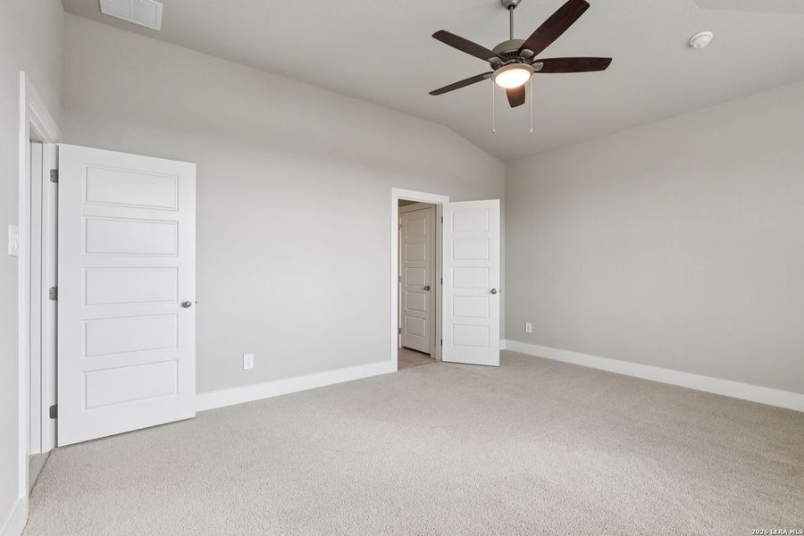 Spacious, unfurnished interior of a new home in Lark Canyon, New Braunfels (Image 43).