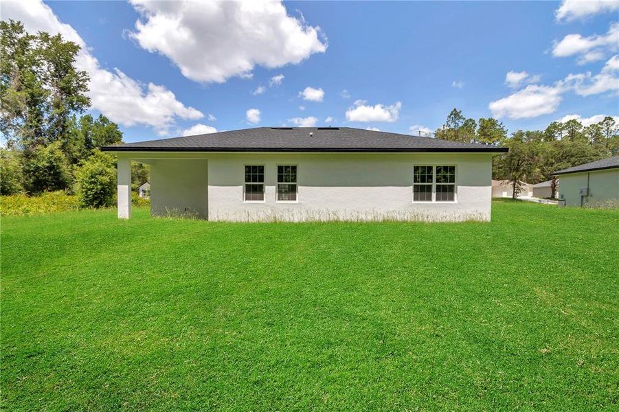 Exterior details and patio area of a home in , Dunnellon (Image 25).