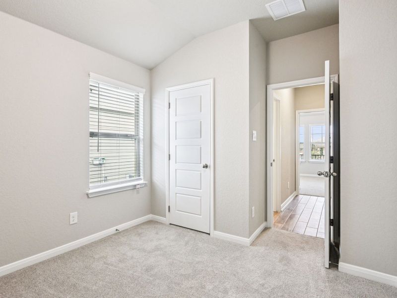 Spacious, unfurnished interior of a new home in Comanche Ridge, San Antonio (Image 21).