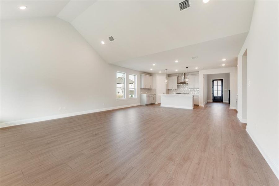 Spacious, unfurnished interior of a new home in Villages of Creekwood, Frisco (Image 26).