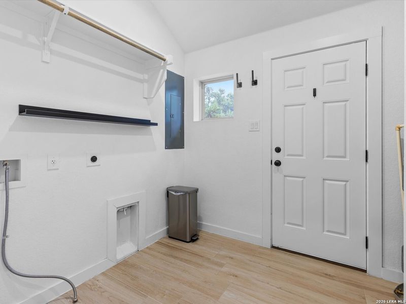 Spacious, unfurnished interior of a new home in , Canyon Lake (Image 19).