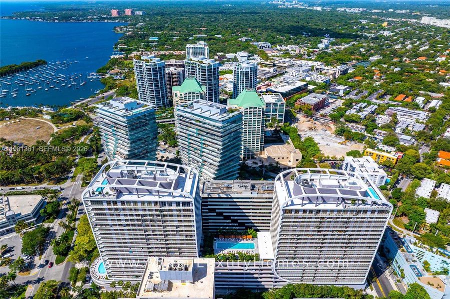 Condo located in Miami, FL showcasing its design and architecture (Image 24).