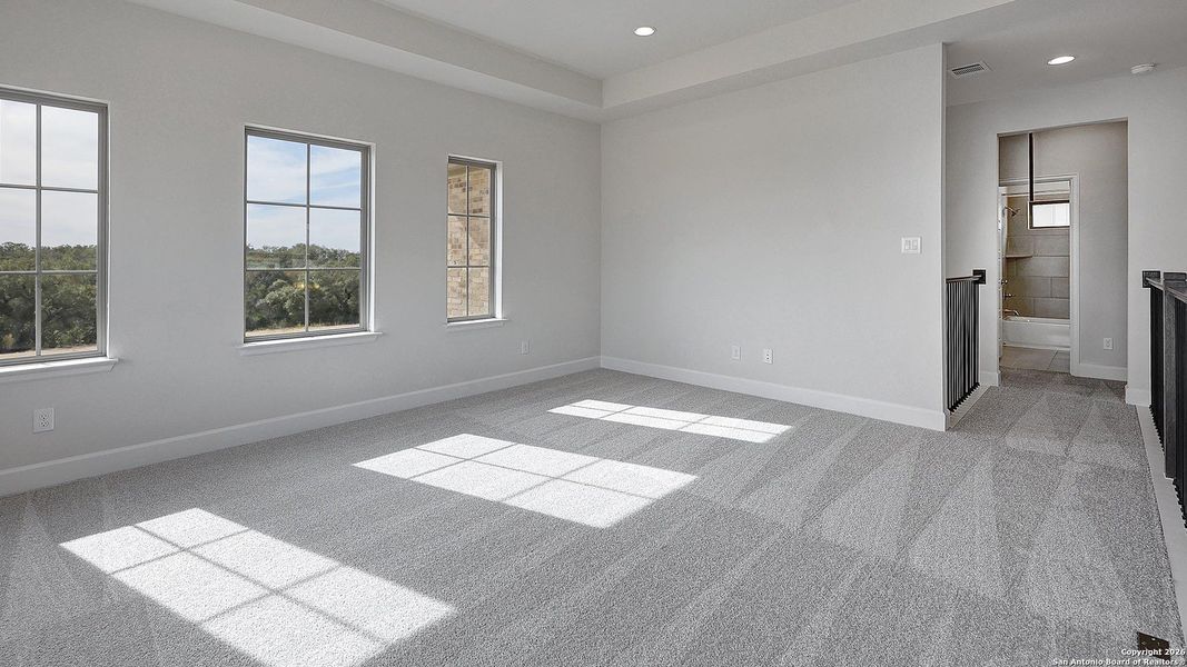 Spacious, unfurnished interior of a new home in Ladera 50', San Antonio (Image 20).
