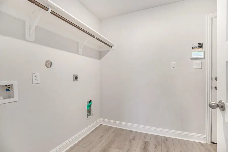 Spacious, unfurnished interior of a new home in Lago Mar, Texas City (Image 7).