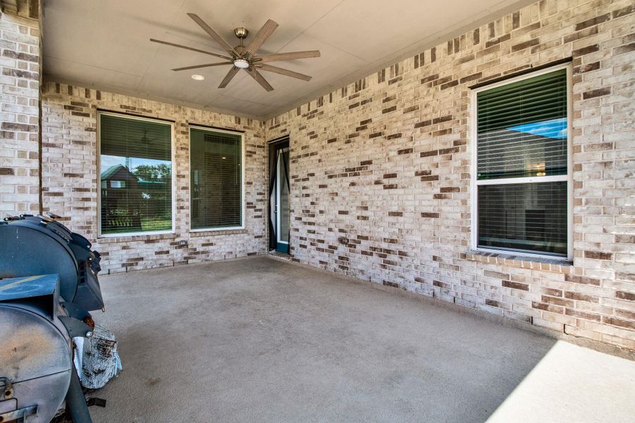Exterior details and patio area of a home in , Katy (Image 4).