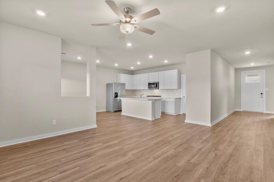 Spacious, unfurnished interior of a new home in Laurel Landing 40', Alvin (Image 11).