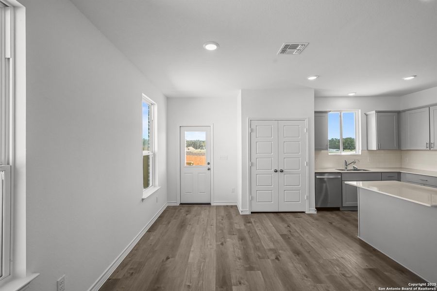 Spacious, unfurnished interior of a new home in Davis Ranch, San Antonio (Image 11).