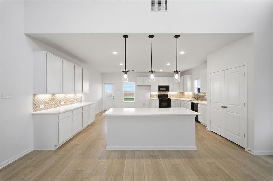 Furnished interior view inside a new home in Saddlebrook Estates, Waxahachie (Image 15). Furnished interior view inside a new home in Saddlebrook Estates, Waxahachie (Image 15).