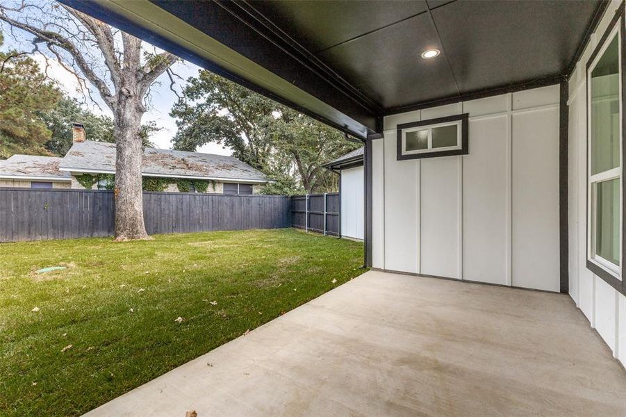 Exterior details and patio area of a home in , Kemp (Image 19).